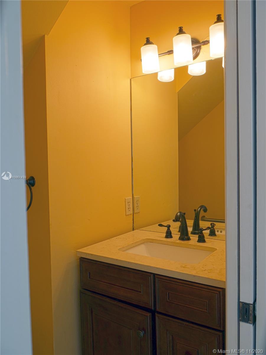 4709 Grapevine Way Davie, FL 33331 - Photo 23 of 41 Half bathroom.