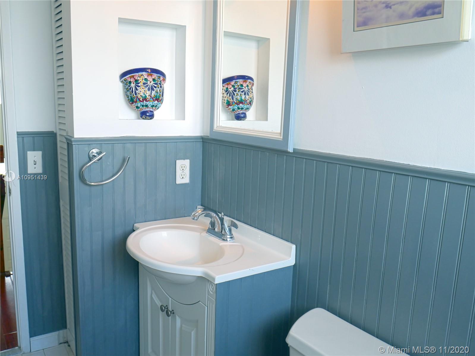 4709 Grapevine Way Davie, FL 33331 - Photo 33 of 41 Second bathroom.