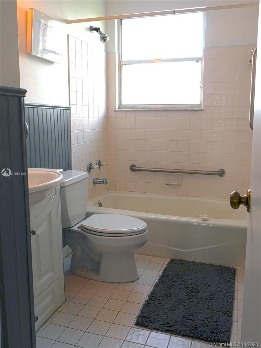 4709 Grapevine Way Davie, FL 33331 - Photo 34 of 41 Second bathroom.