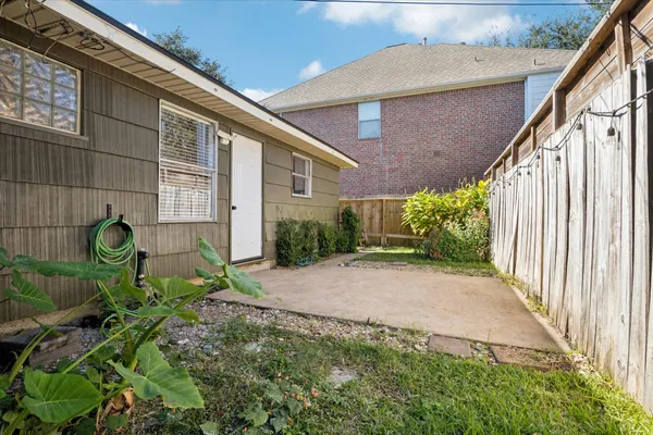 $2,400 | 4404 Vivian Street, Bellaire, TX 77401
