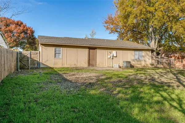 a view of a backyard