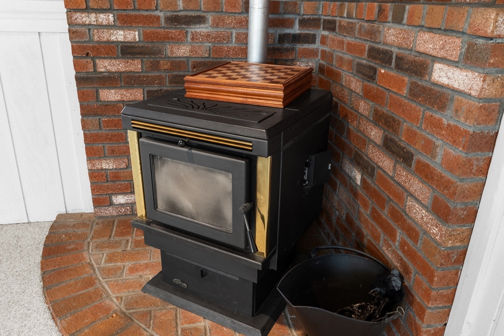 7 Carol Road Wareham, MA 02532 - Photo 33 of 42 a picture of oven