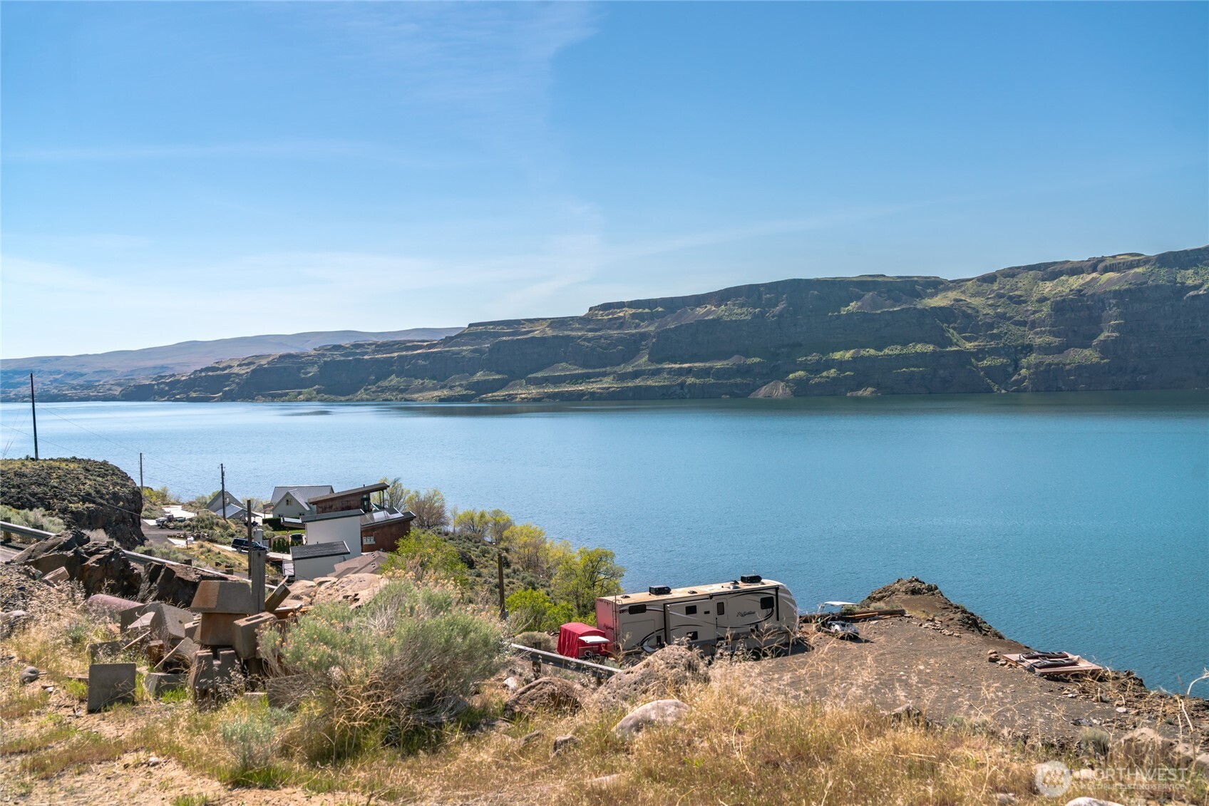 1422 Sunland Road Quincy, WA 98848 - Photo 14 of 34 a view of a lake with a mountain
