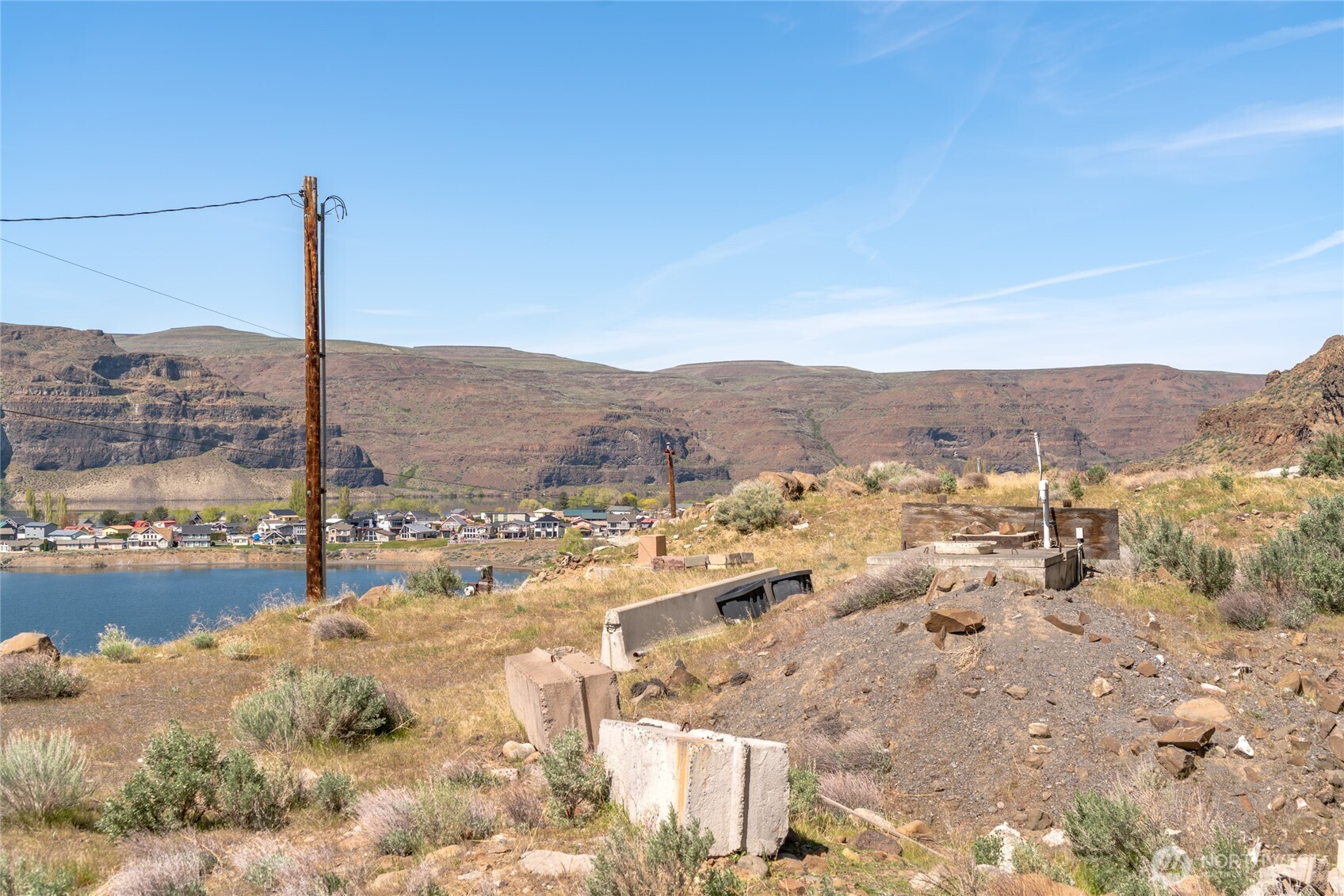 1422 Sunland Road Quincy, WA 98848 - Photo 20 of 34 a view of a city with mountains in the background