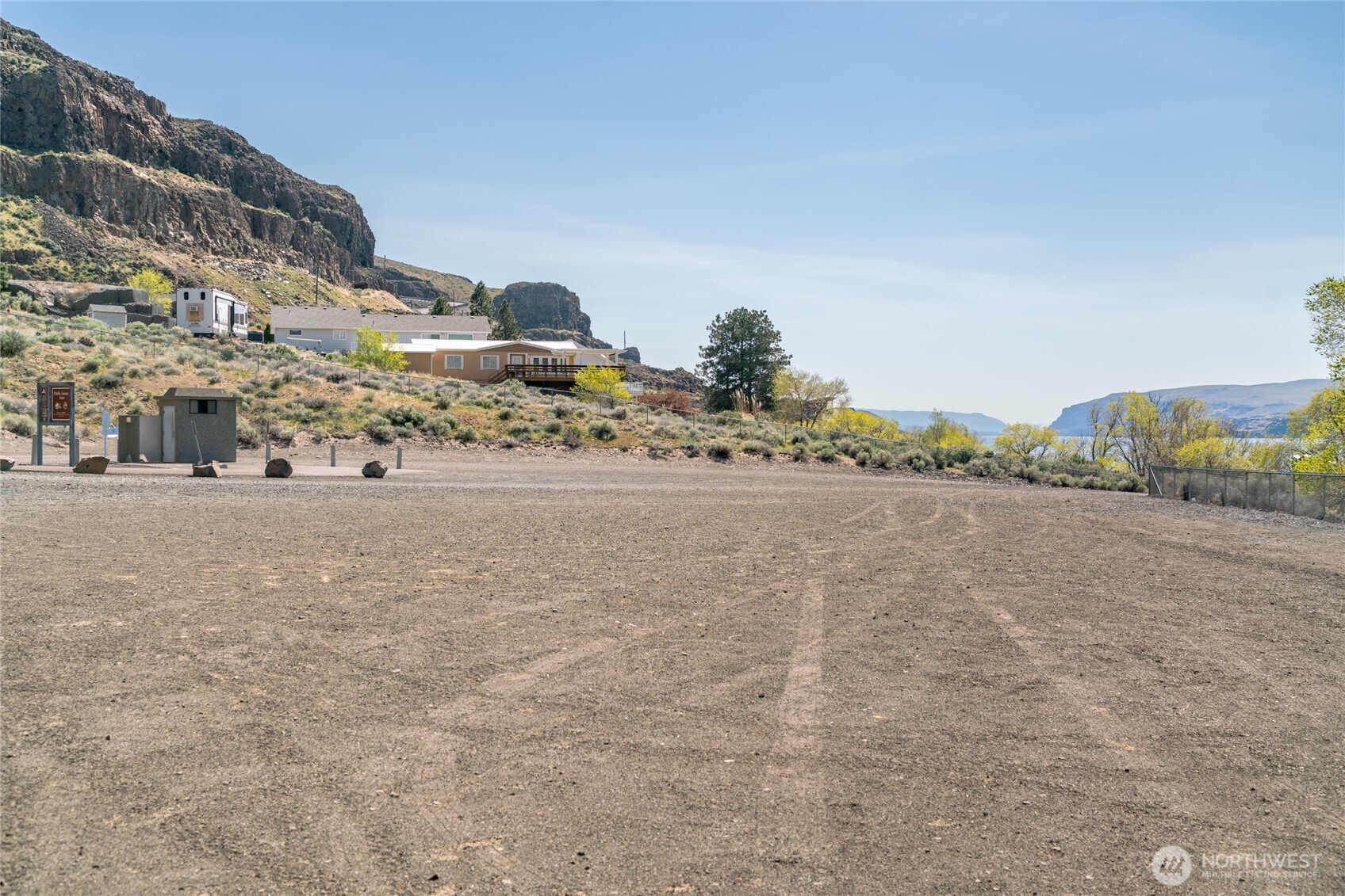 1422 Sunland Road Quincy, WA 98848 - Photo 26 of 34 a view of a road with an ocean view