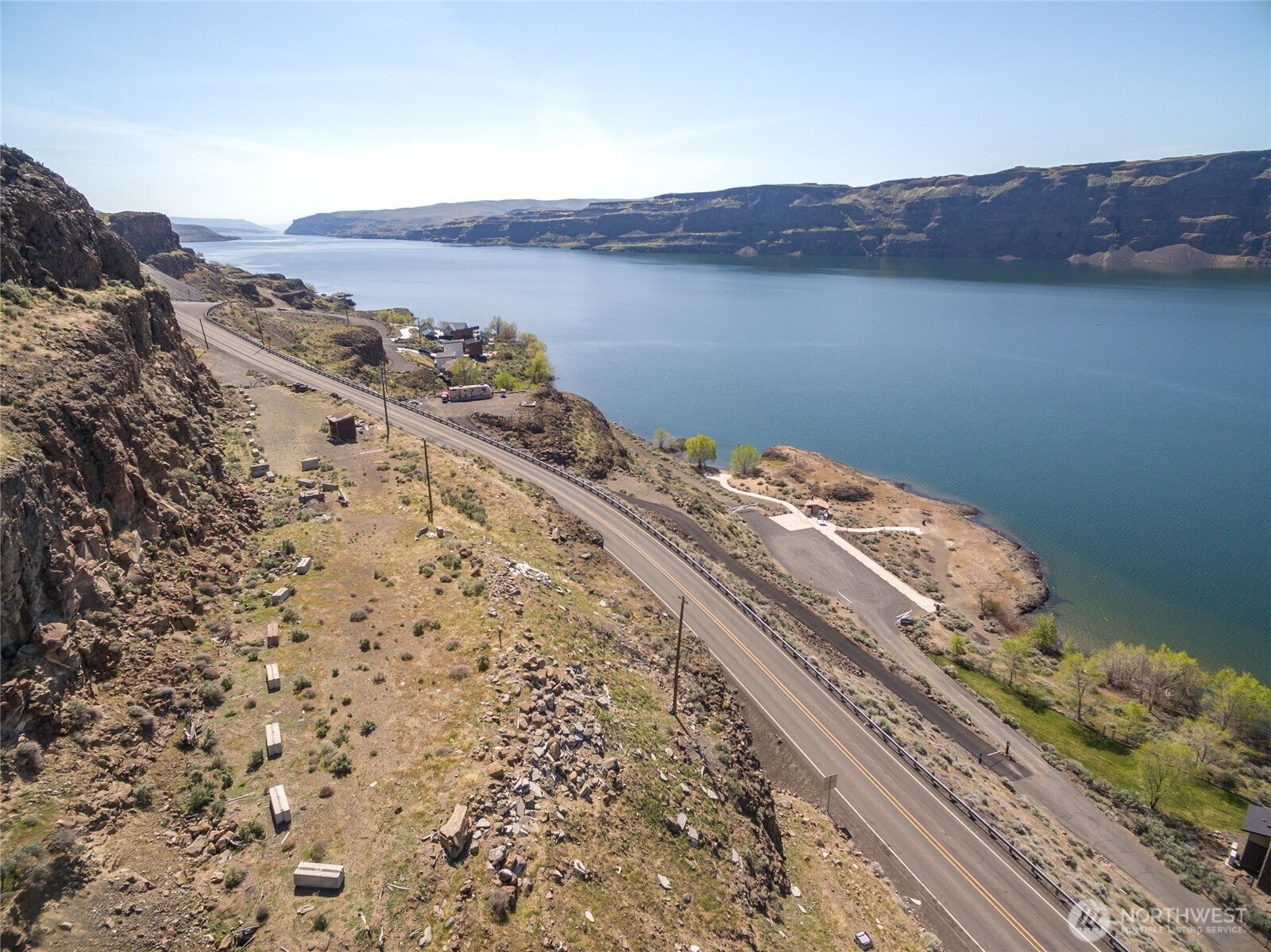 1422 Sunland Road Quincy, WA 98848 - Photo 30 of 34 a view of a lake with a mountain