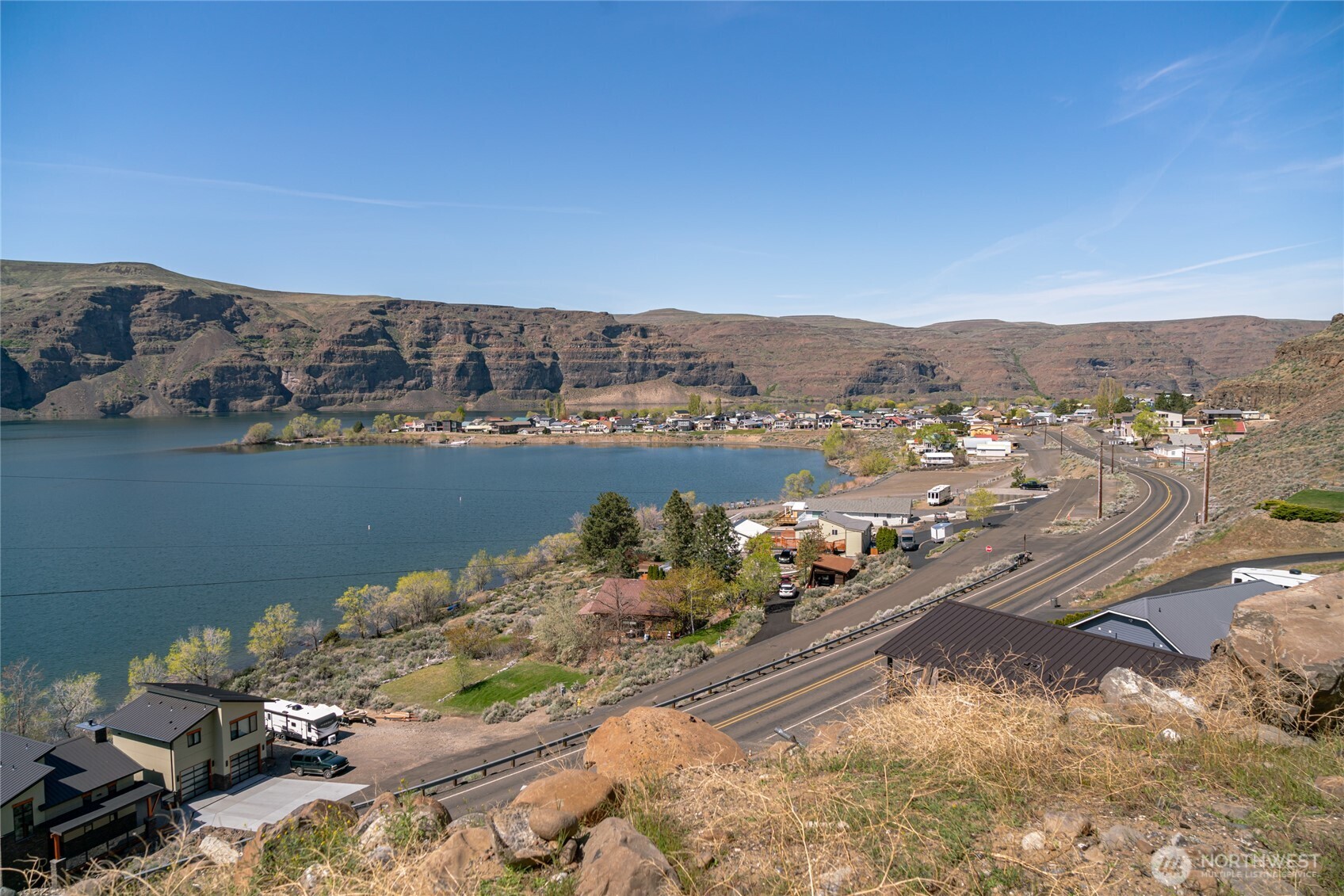 1422 Sunland Road Quincy, WA 98848 - Photo 32 of 34 a view of a lake with mountain