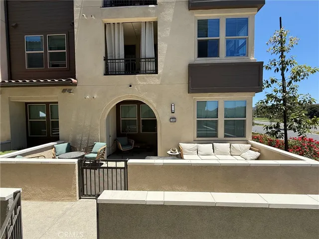 a view of entryway with sitting space