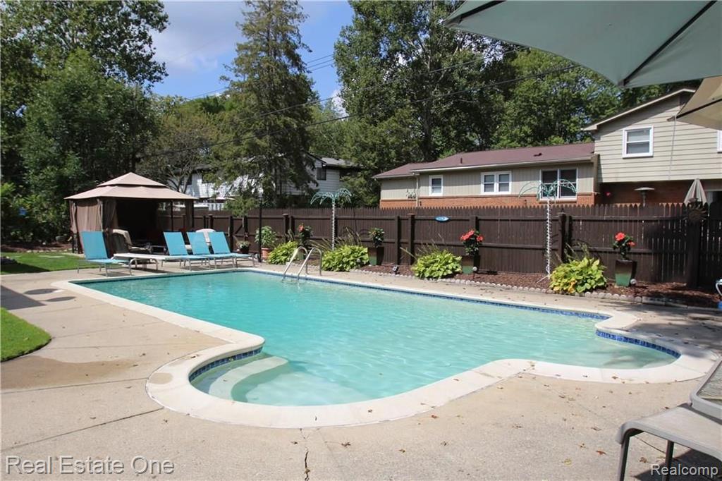 32276 Craftsbury Road Farmington Hills, MI 48334 - Photo 7 of 45
