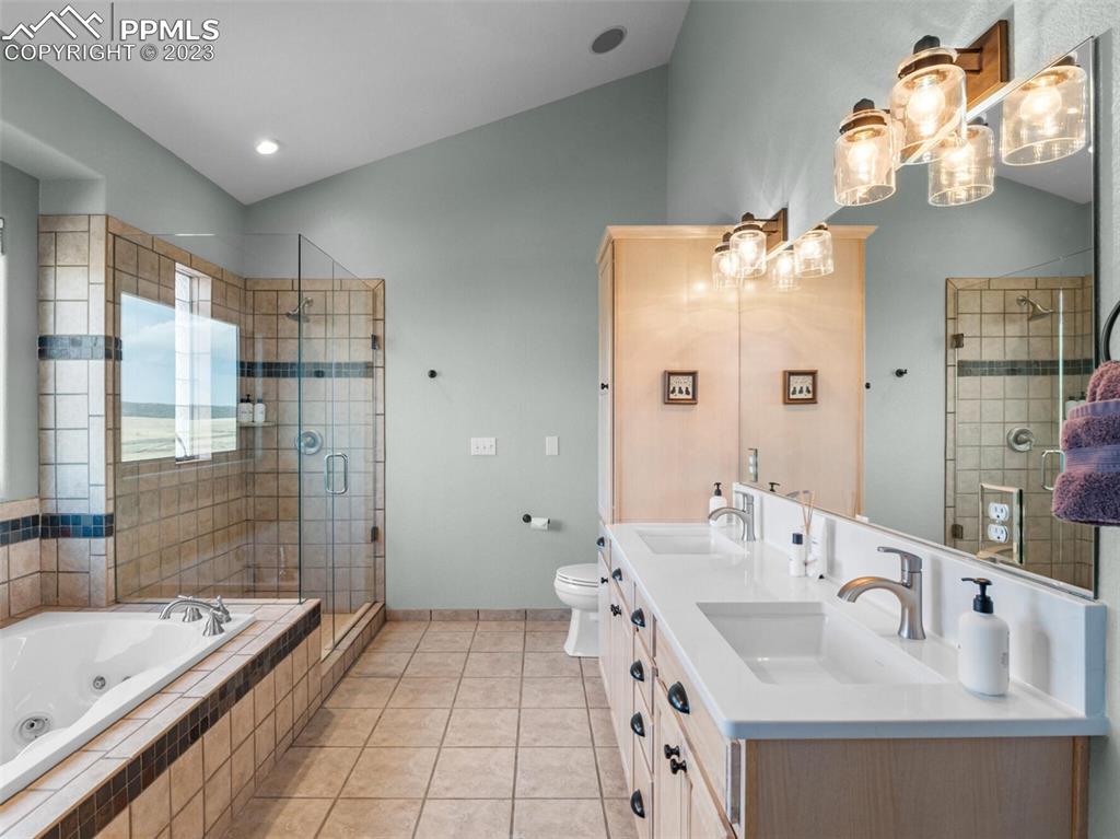 133 Matthew Road Divide, CO 80814 - Photo 16 of 37 a spacious bathroom with double vanity and a bathtub