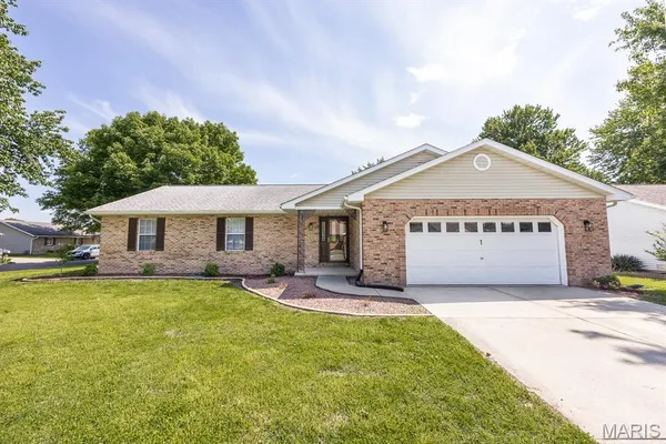 $325,000 | 1 Cheryl Drive, Mascoutah, IL 62258