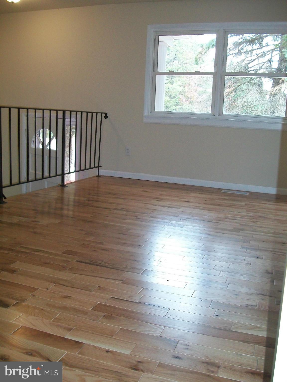 14031 Lindendale Road Woodbridge, VA 22193 - Photo 6 of 27 Living Room