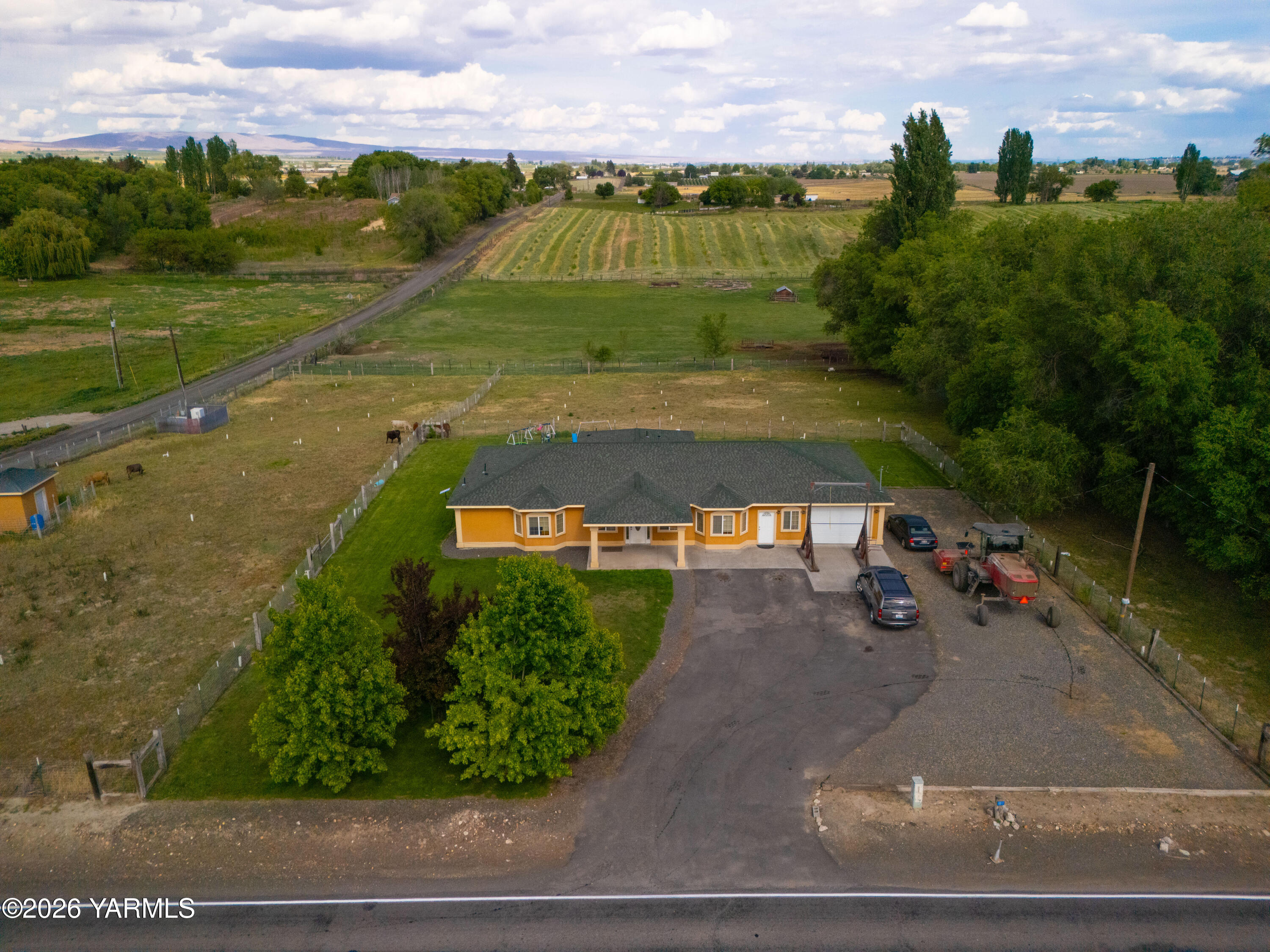 1811 Beam Road Granger, WA 98932 - Photo 15 of 26 a view of a houses with a yard