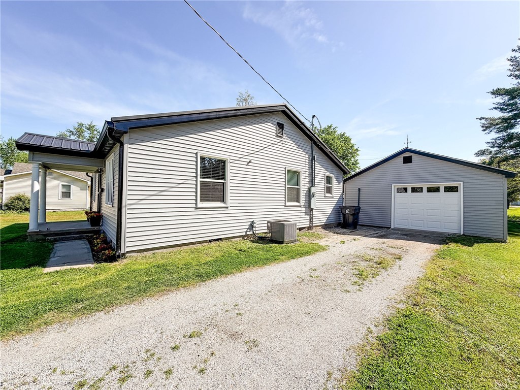 112 Northwest 4th Street Casey, IL 62420 - Photo 22 of 34