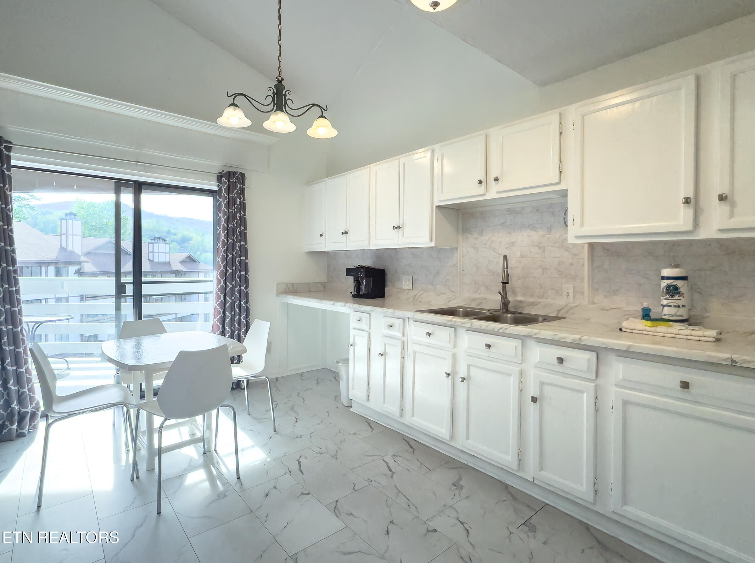 616 Turkey Nest Road, Unit 306 Gatlinburg, TN 37738 - Photo 17 of 35 kitchen