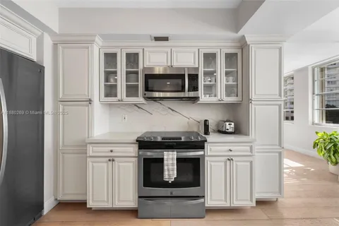 $875,000 | 5660 Collins Avenue, Unit 2B, Miami Beach, FL 33140