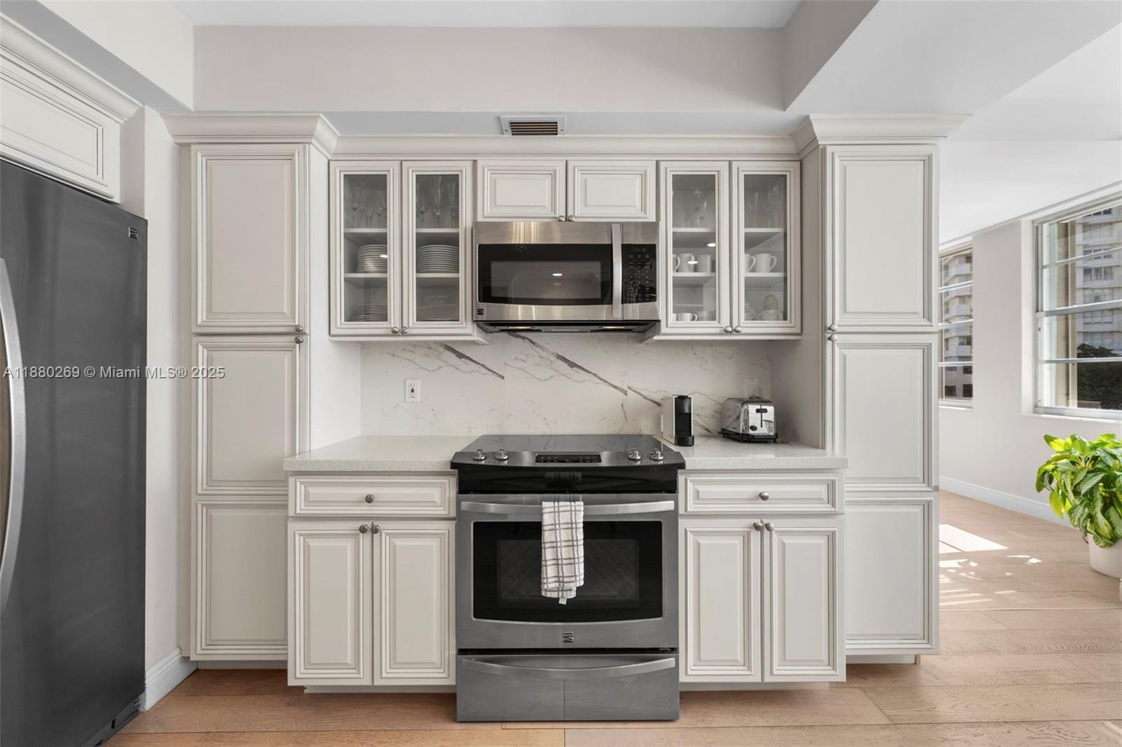 5660 Collins Avenue, Unit 2B Miami Beach, FL 33140 - Photo 15 of 34