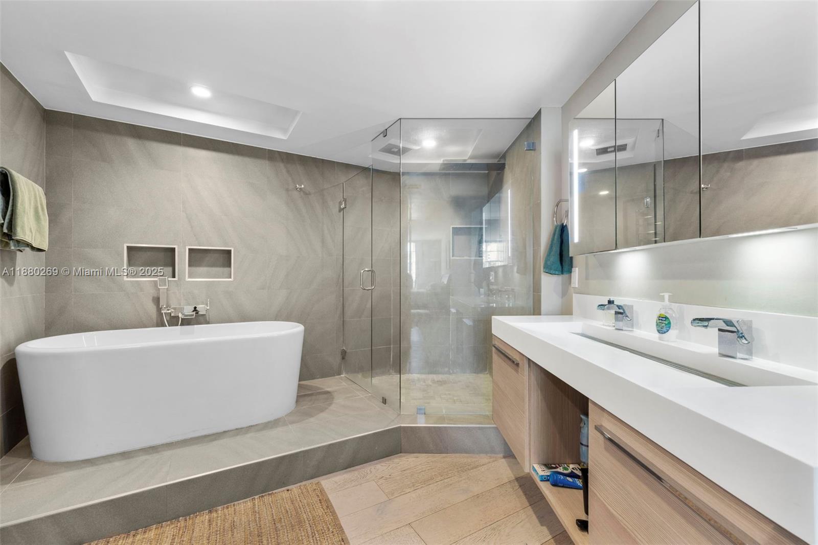 5660 Collins Avenue, Unit 2B Miami Beach, FL 33140 - Photo 23 of 34