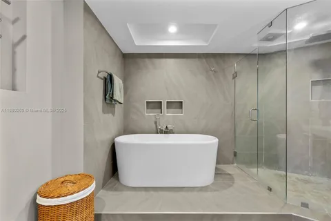 $875,000 | 5660 Collins Avenue, Unit 2B, Miami Beach, FL 33140