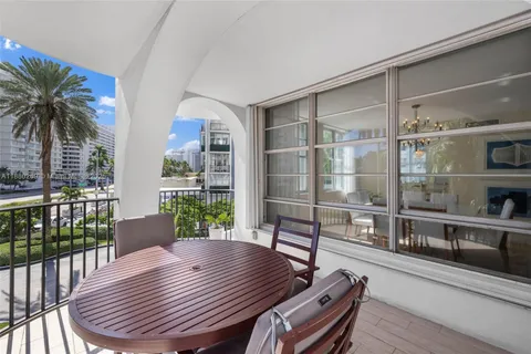 $875,000 | 5660 Collins Avenue, Unit 2B, Miami Beach, FL 33140