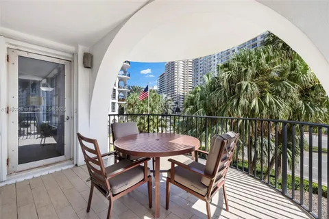 $875,000 | 5660 Collins Avenue, Unit 2B, Miami Beach, FL 33140