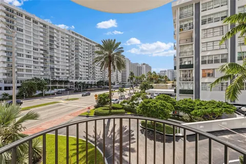 $875,000 | 5660 Collins Avenue, Unit 2B, Miami Beach, FL 33140