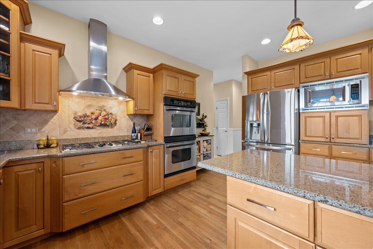 430 Alberosky Way Batavia, IL 60510 - Photo 16 of 49 a kitchen with granite countertop stainless steel appliances a stove refrigerator and cabinets