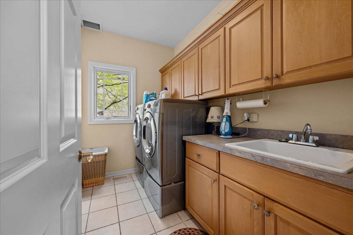 430 Alberosky Way Batavia, IL 60510 - Photo 20 of 49 a kitchen with refrigerator and cabinets