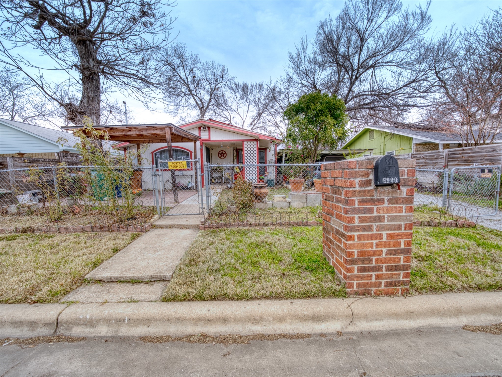 2900 Castro Street Austin, TX 78702 - Photo 4 of 39 View of front facade with a front lawn