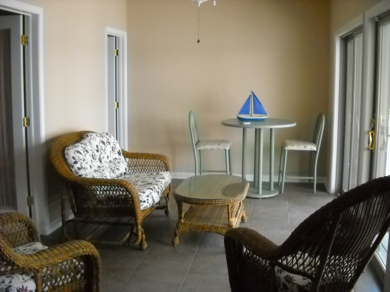 102 Aspen Road Moneta, VA 24121 - Photo 7 of 7 sitting area