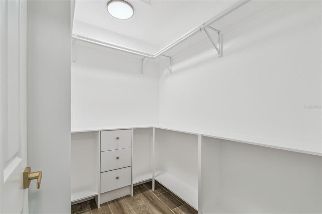 2513 North Valrico Road Seffner, FL 33584 - Photo 33 of 76 a view of cabinets