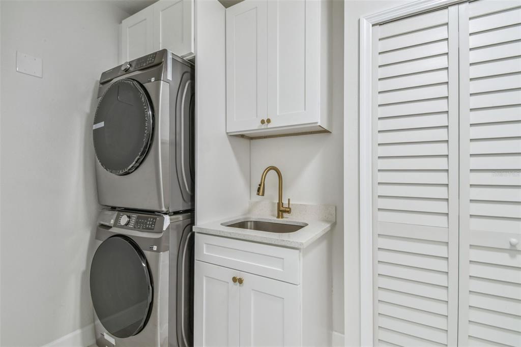 2513 North Valrico Road Seffner, FL 33584 - Photo 48 of 76 a bathroom with a sink and a mirror