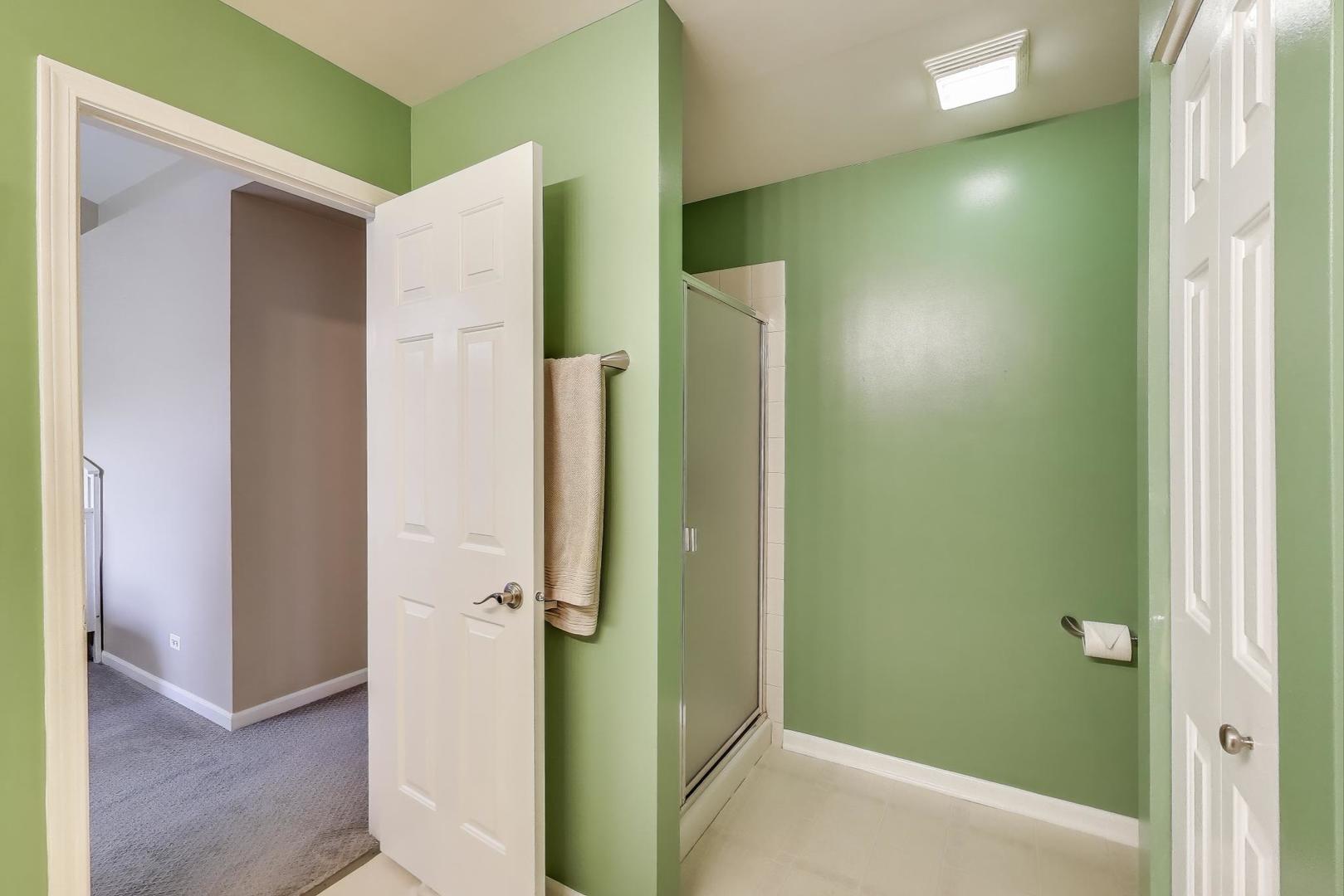 532 Declaration Lane Aurora, IL 60502 - Photo 18 of 34 a bathroom with a shower and a mirror