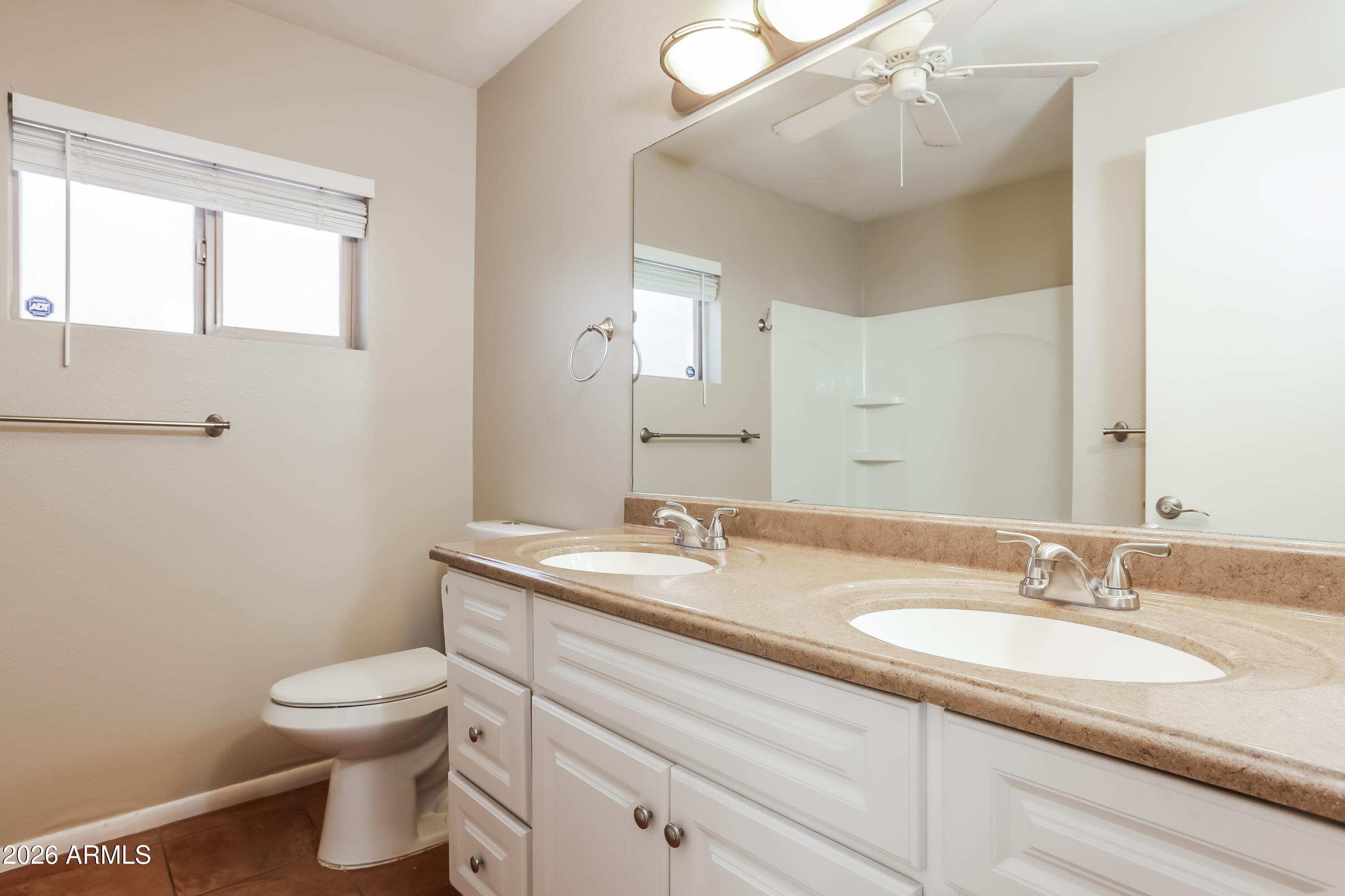 5620 West Hearn Road Glendale, AZ 85306 - Photo 8 of 15 1006311.5620 W HEARN RD - Bathroom