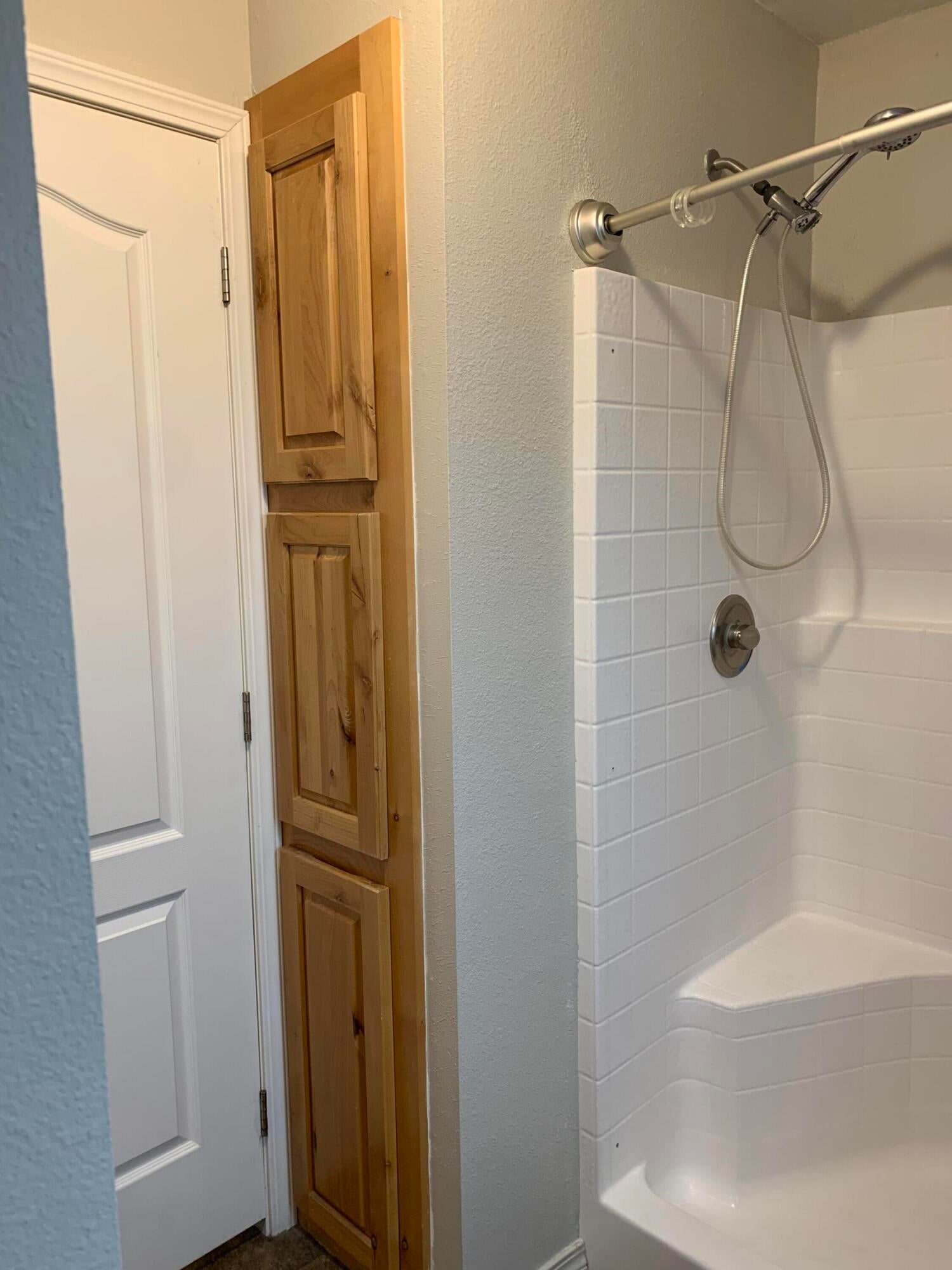 901 Riley Road Eagle Point, OR 97524 - Photo 40 of 46 925 Riley Road - Bathroom