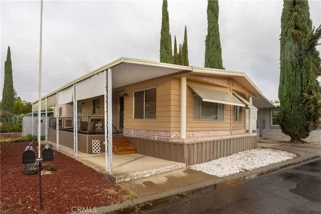 a view of a house with a backyard