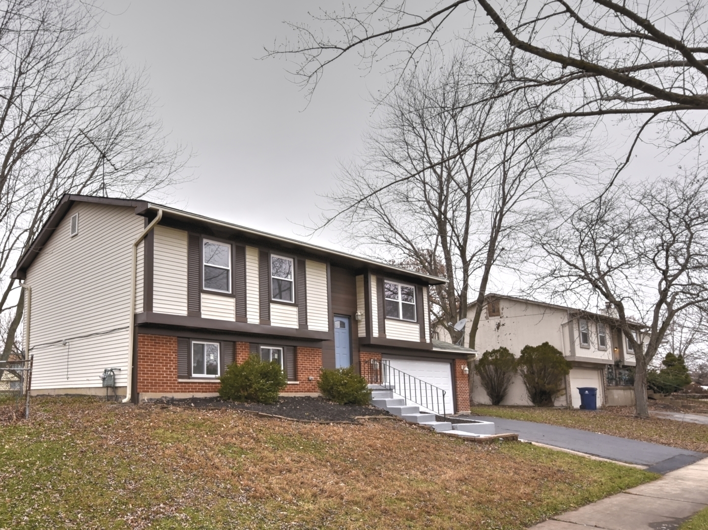 5605 Crestwood Road Matteson, IL 60443 - Photo 2 of 21 a front view of a house with a yard