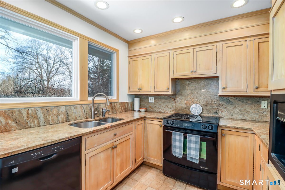 65 Bailey Road Fairfield, CT 06825 - Photo 11 of 40