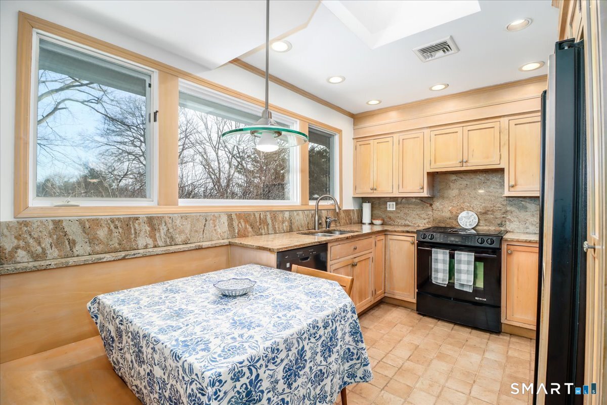 65 Bailey Road Fairfield, CT 06825 - Photo 10 of 40