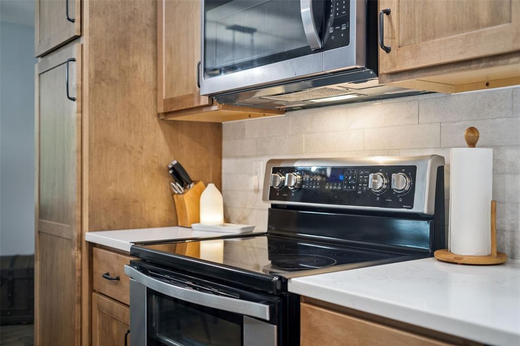 859 Benchwood Drive Winter Springs, FL 32708 - Photo 19 of 35 a stove top oven sitting inside of a kitchen