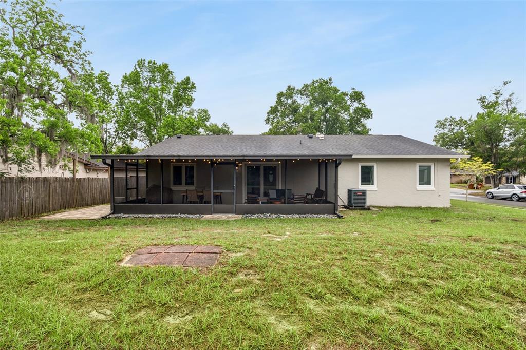 859 Benchwood Drive Winter Springs, FL 32708 - Photo 31 of 35 a front view of a house with a garden