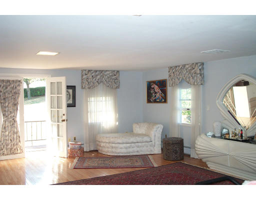 102 Hobbs Road Waltham, MA 02452 - Photo 8 of 13 Gallery Image 8