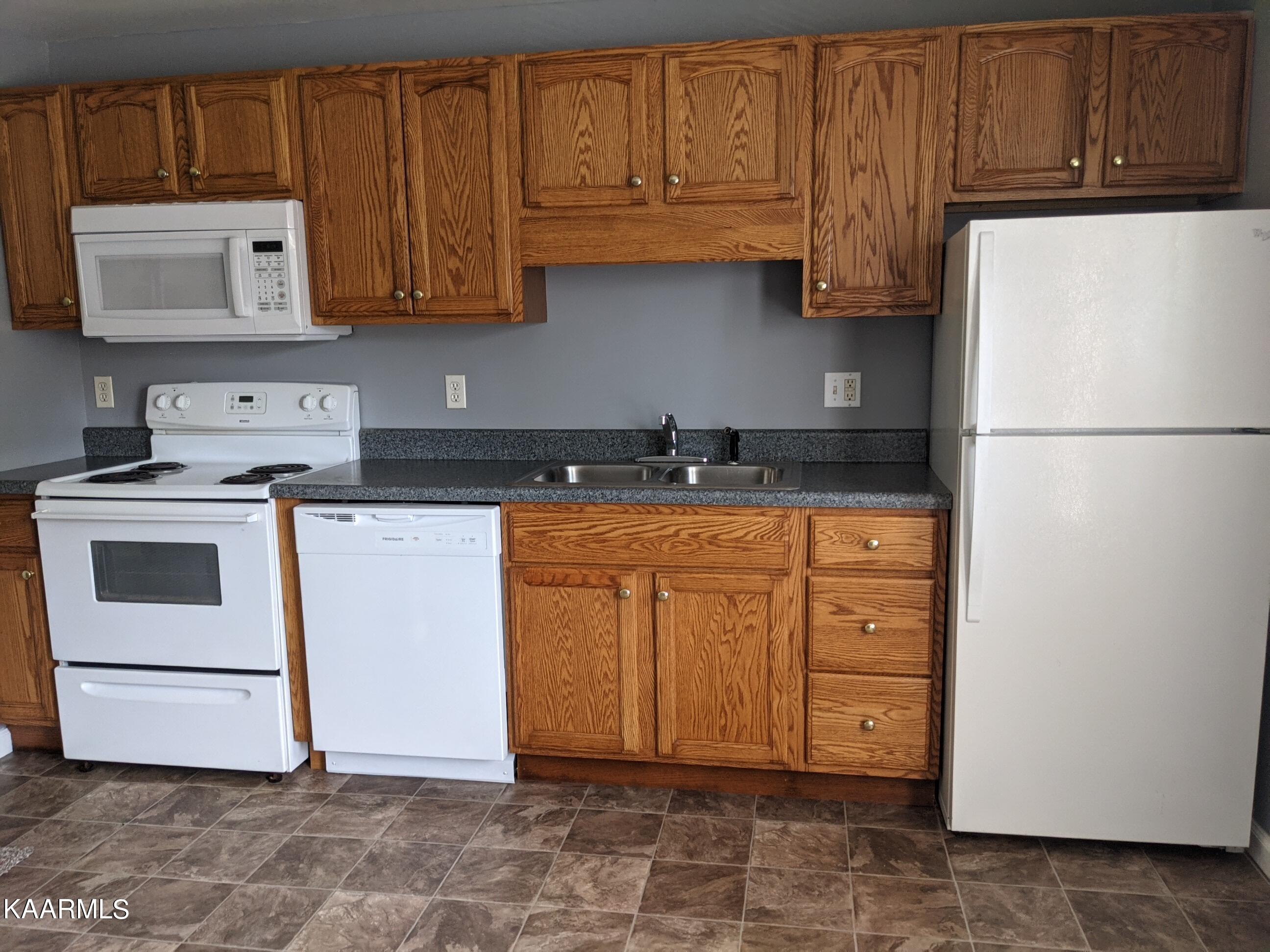 170 Latimer Road, Unit 170176 Oak Ridge, TN 37830 - Photo 8 of 18 PXL_20210828_180336501