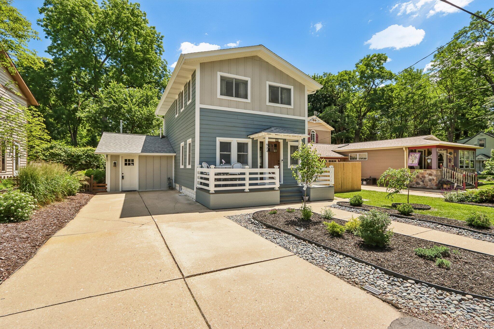 924 Nagawicka Street Delafield, WI 53018 - Photo 5 of 69 5-web-or-mls-Nagawicka St-S1606-005