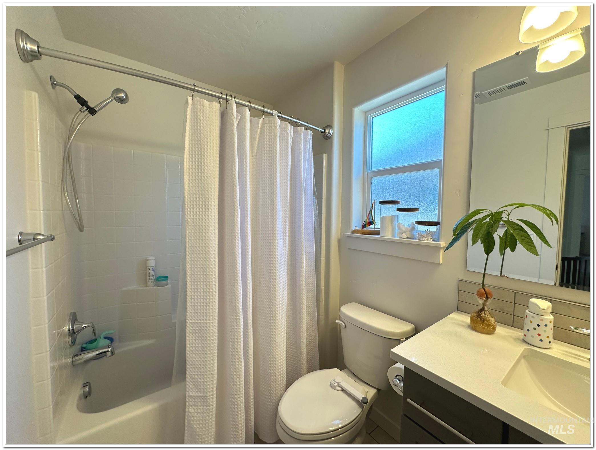 9687 West Arnold Road Boise, ID 83714 - Photo 30 of 49 Bathroom with vanity, shower / tub combo, and backsplash