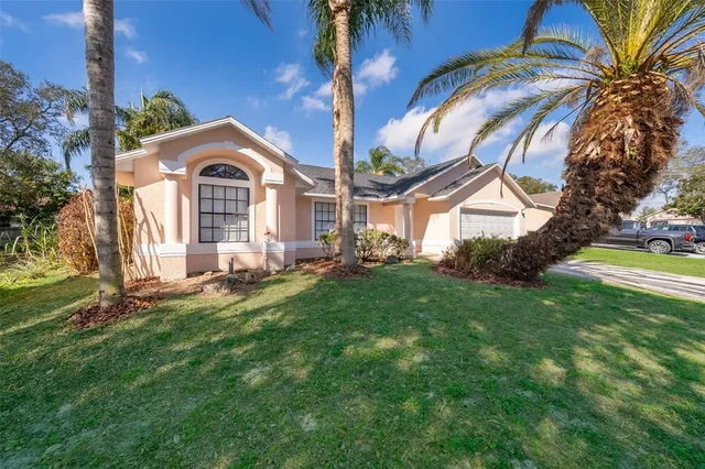 a view of a house with a yard