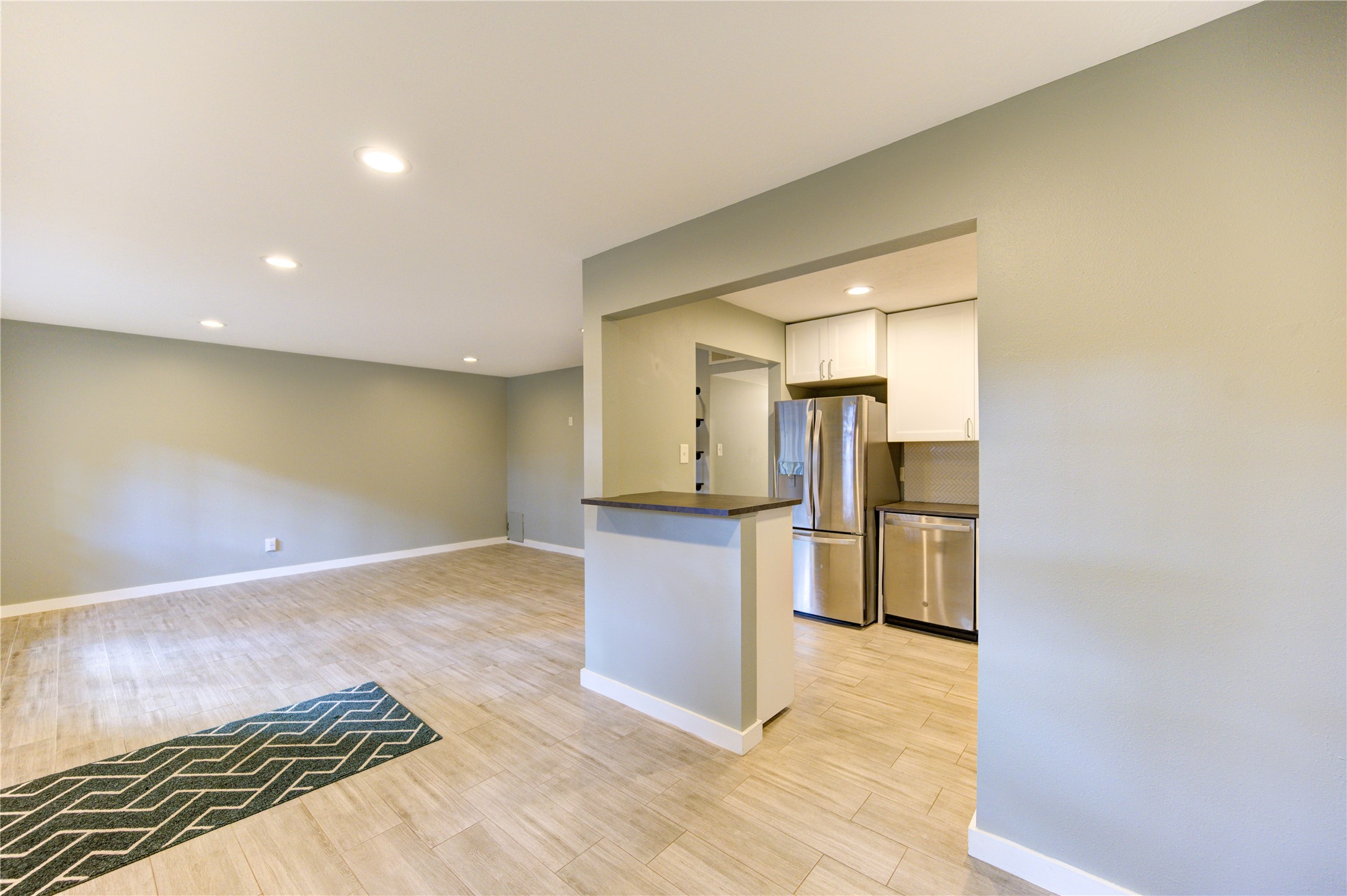 3224 Timmons Lane, Unit 155 Houston, TX 77027 - Photo 19 of 50 a view of a kitchen with a sink