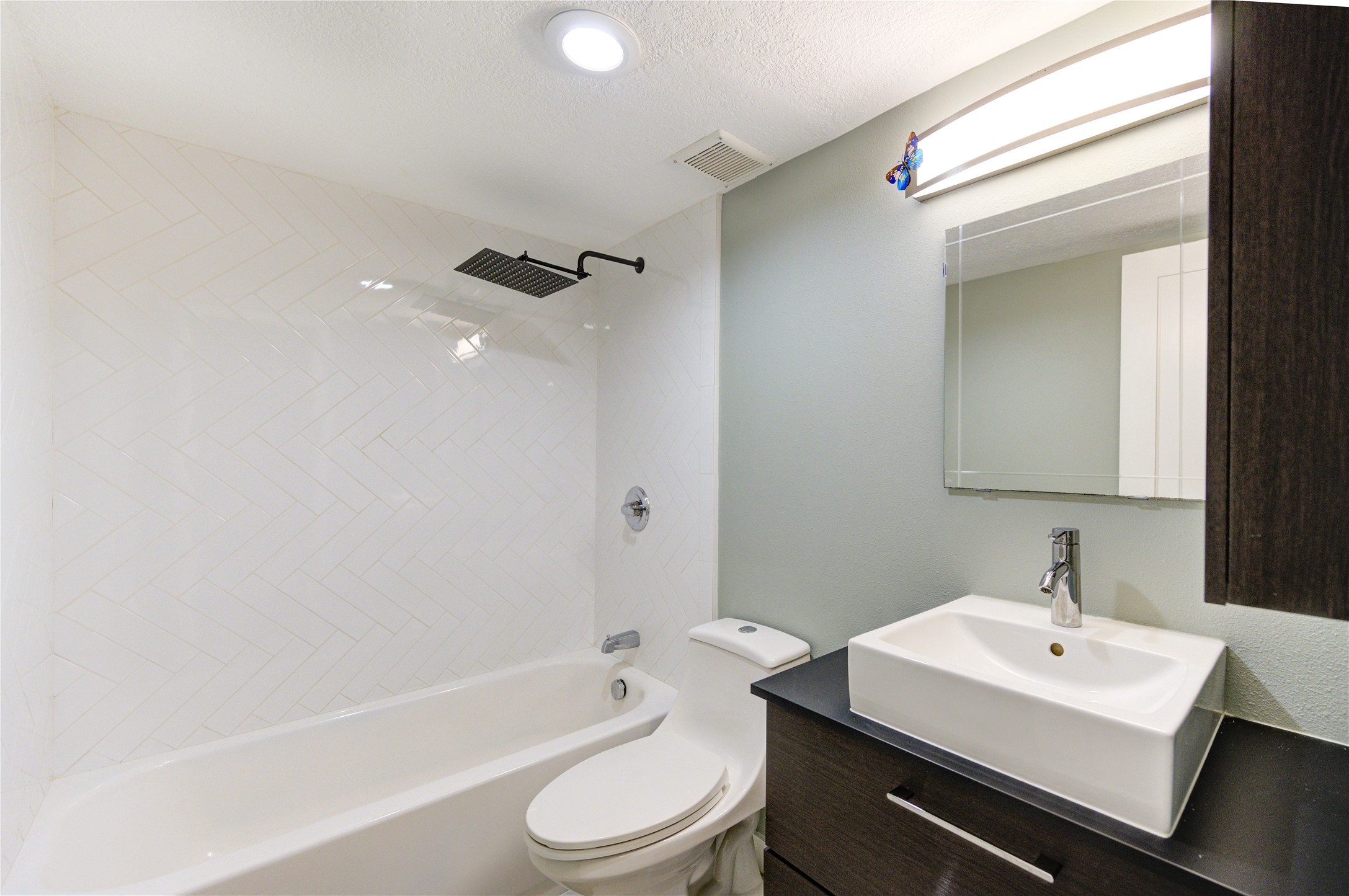 3224 Timmons Lane, Unit 155 Houston, TX 77027 - Photo 33 of 50 a bathroom with a sink a toilet and shower