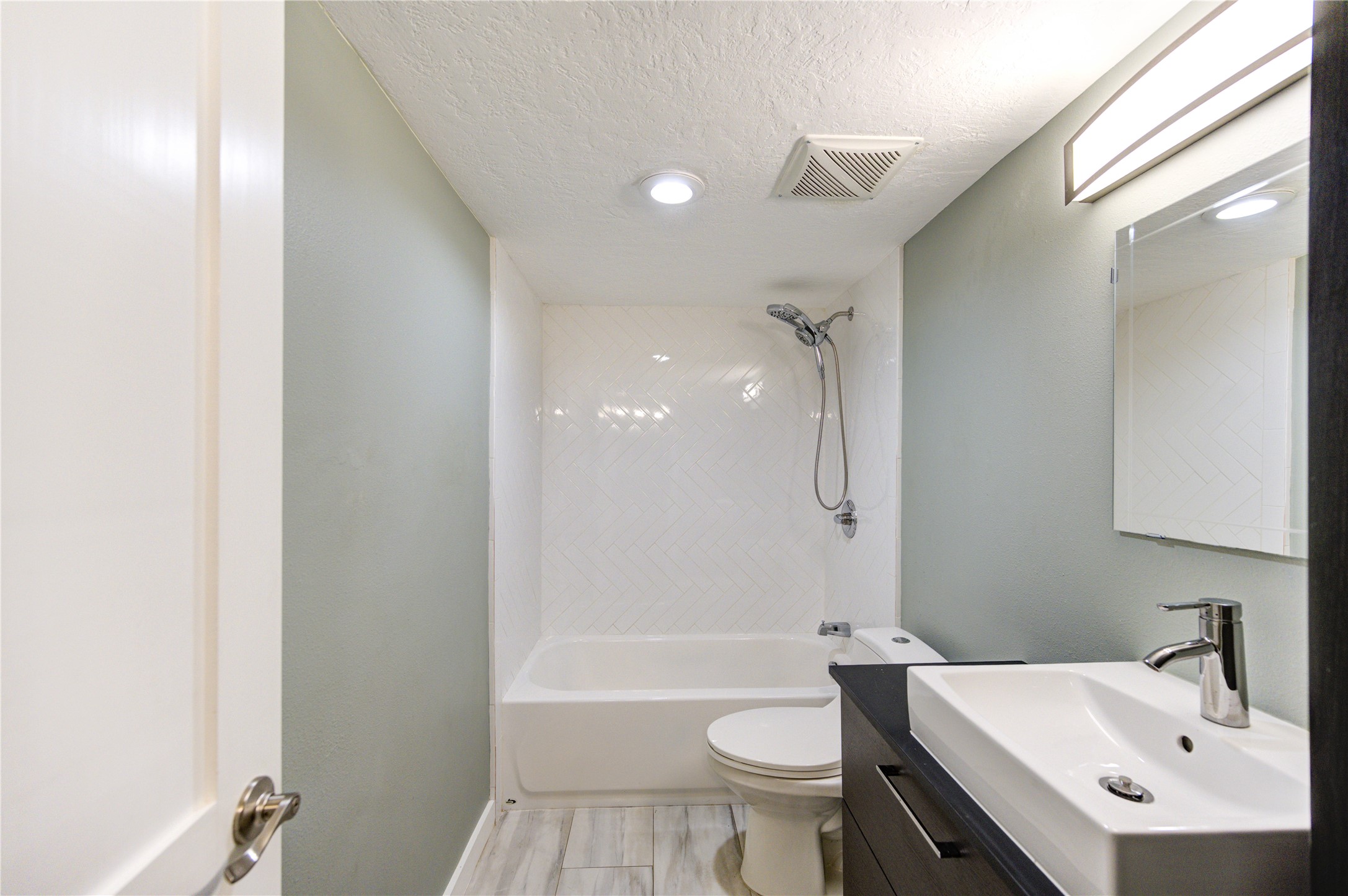 3224 Timmons Lane, Unit 155 Houston, TX 77027 - Photo 34 of 50 a bathroom with a sink toilet a shower and bathtub