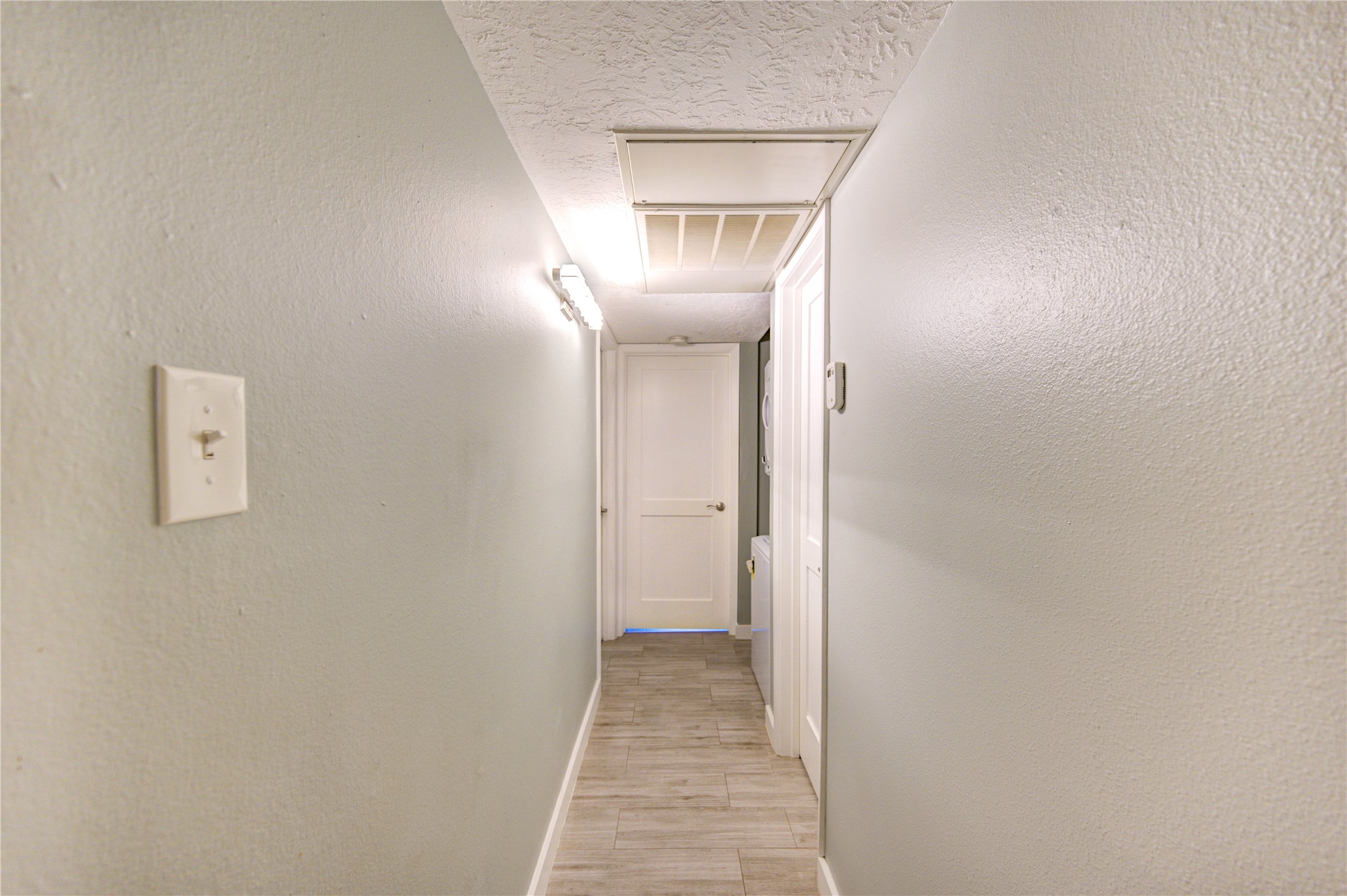 3224 Timmons Lane, Unit 155 Houston, TX 77027 - Photo 35 of 50 a view of a hallway